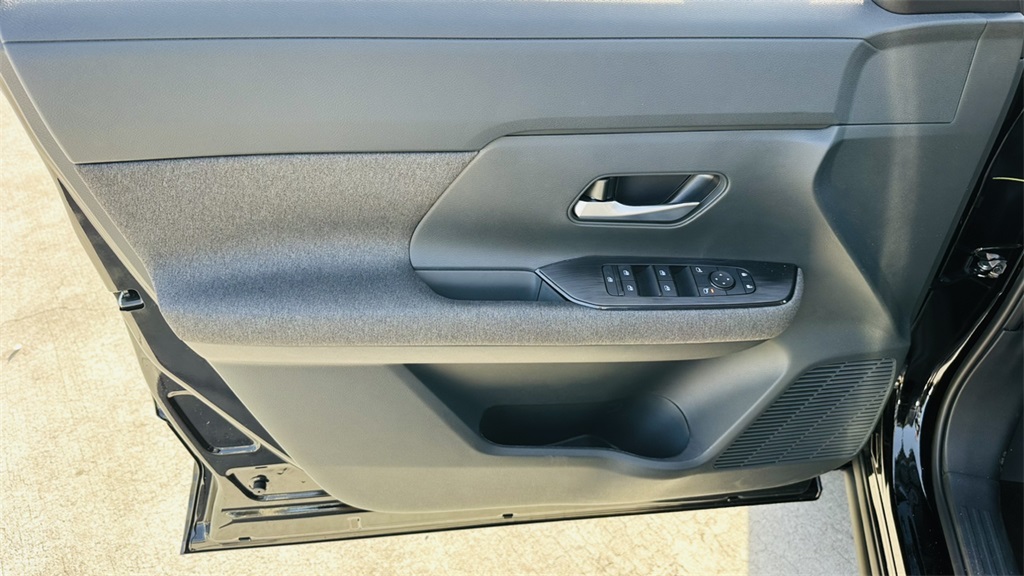 Vehicle image 13 of 28