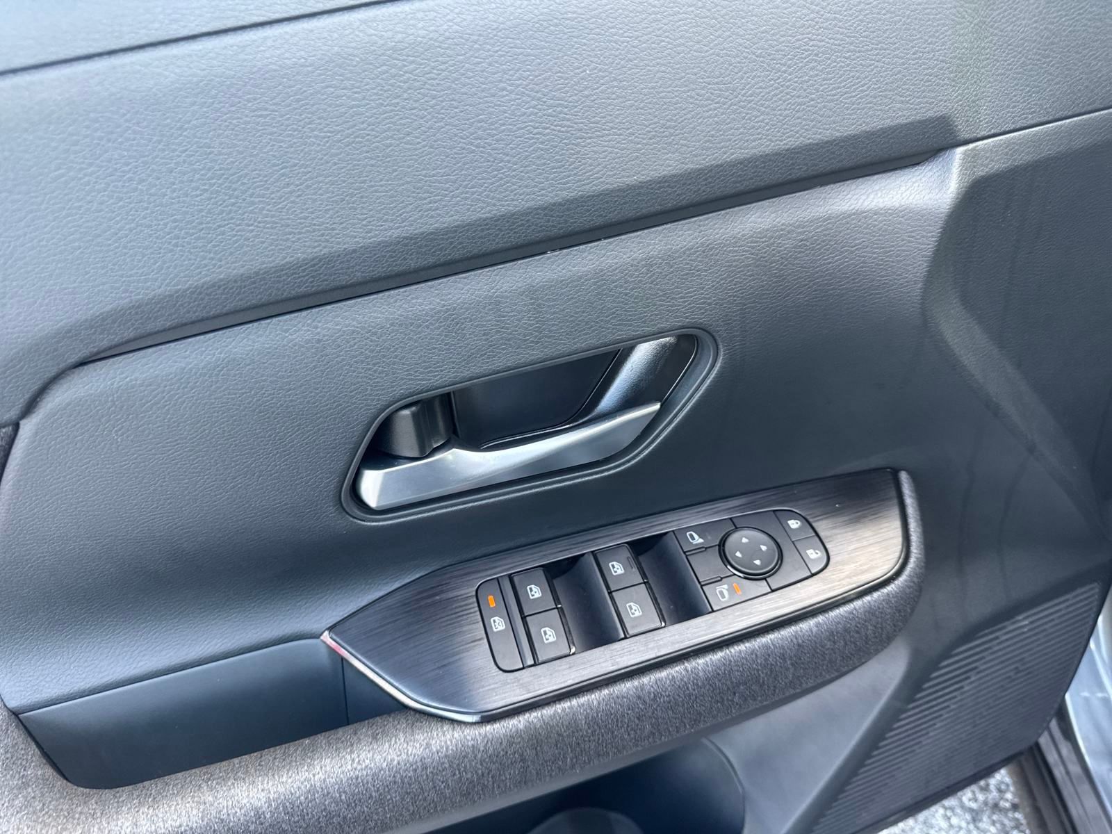 Vehicle image 18 of 23