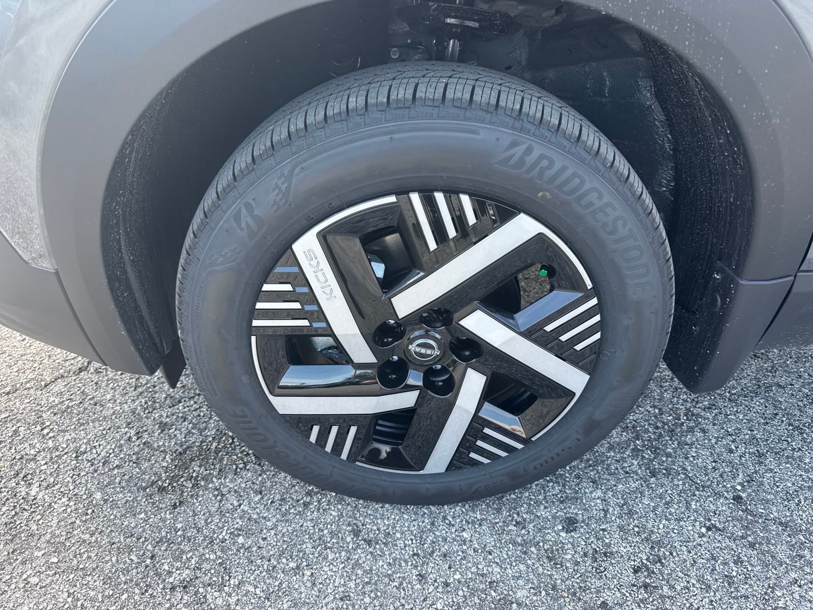 Vehicle image 9 of 23