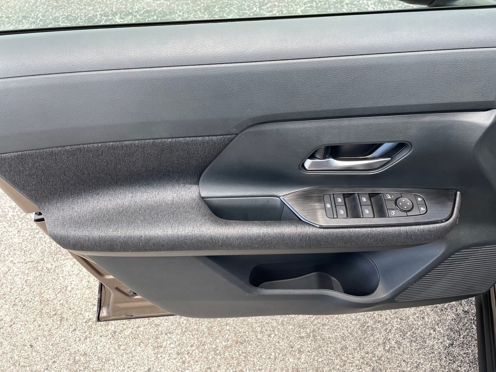 Vehicle image 16 of 19