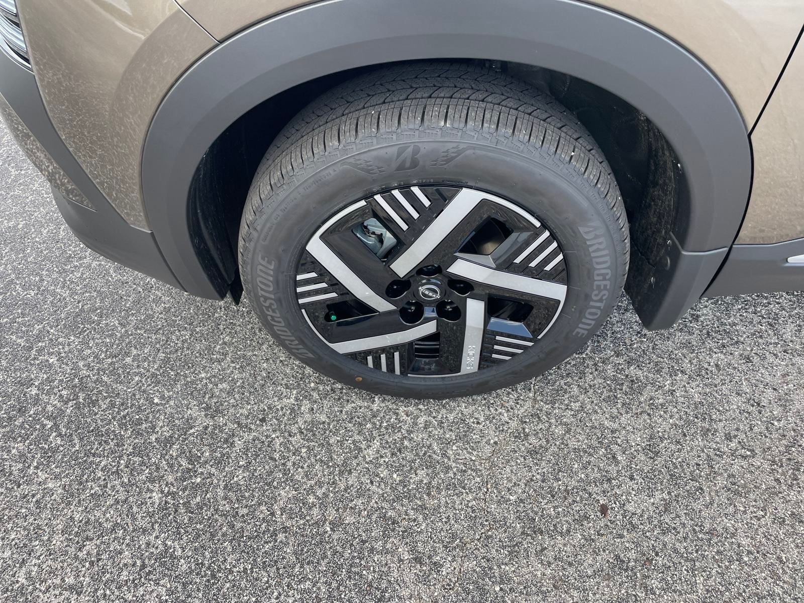Vehicle image 9 of 19