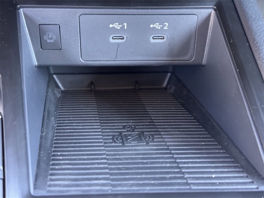 Vehicle image 21 of 33