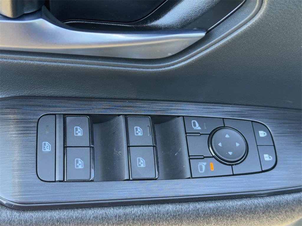 Vehicle image 16 of 33