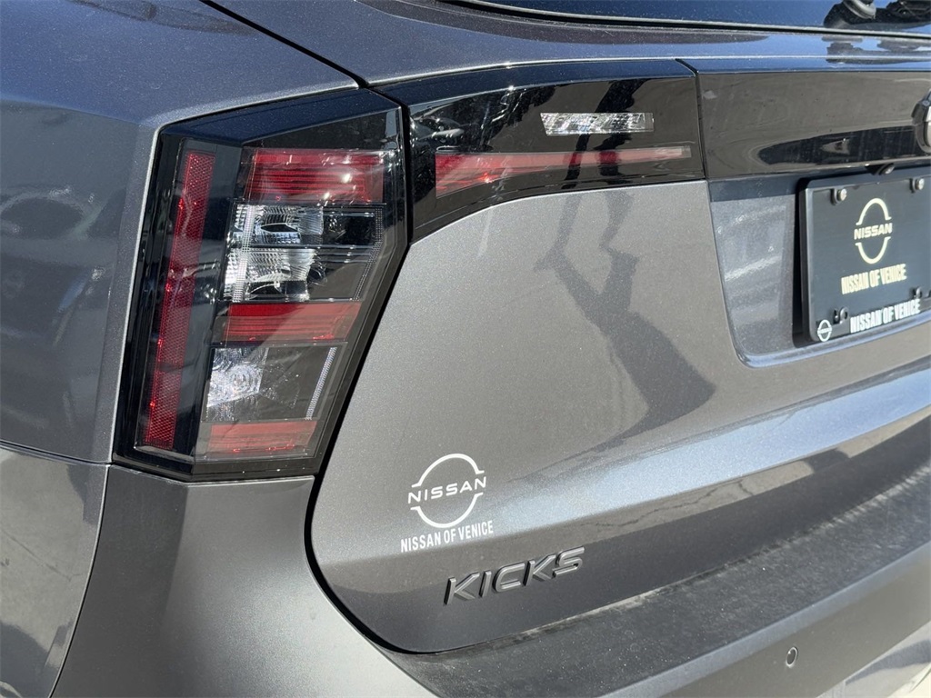 Vehicle image 8 of 33