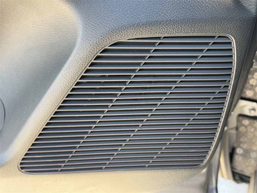 Vehicle image 17 of 33