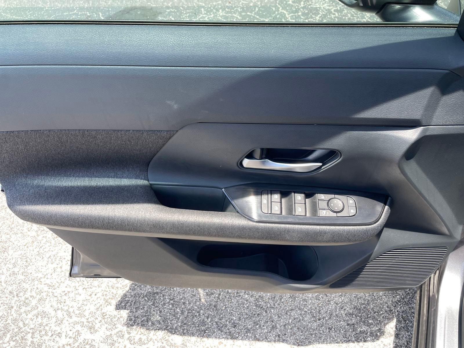 Vehicle image 16 of 18