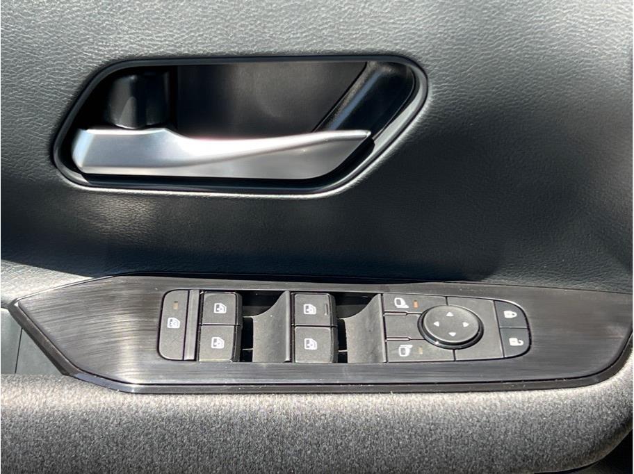 Vehicle image 17 of 22