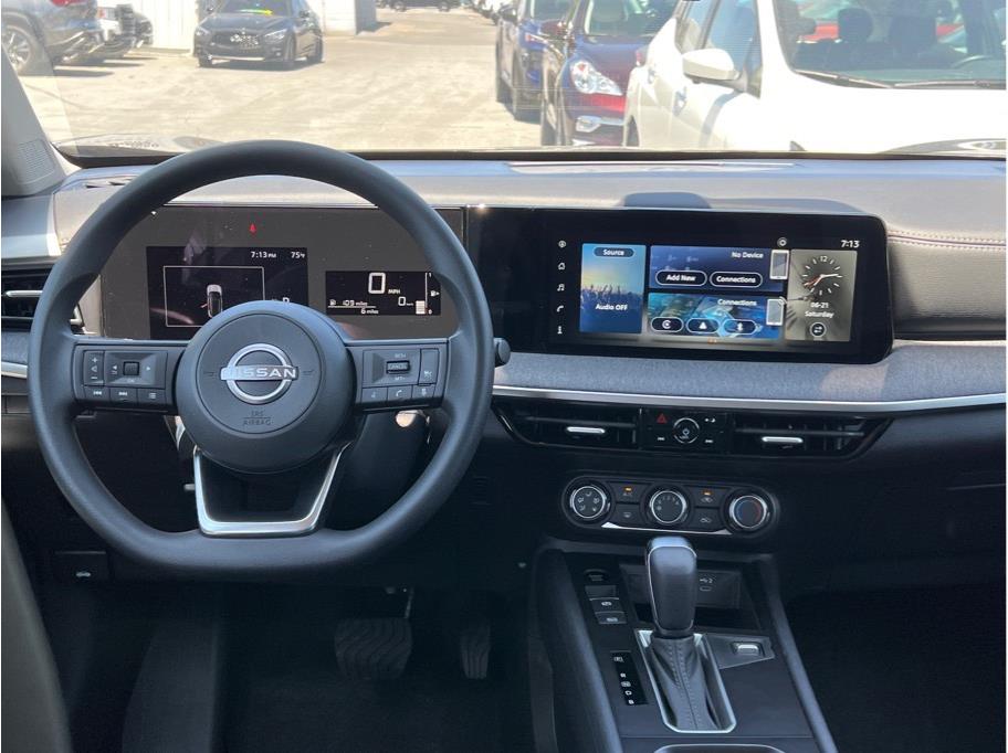 Vehicle image 10 of 22
