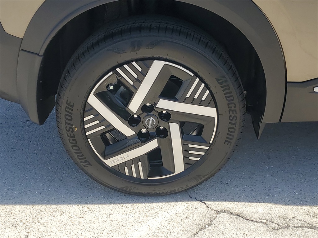 Vehicle image 4 of 11