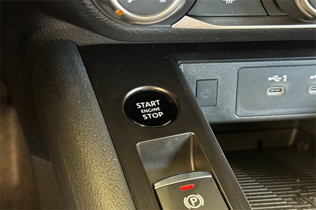 Vehicle image 25 of 34
