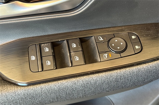 Vehicle image 13 of 34