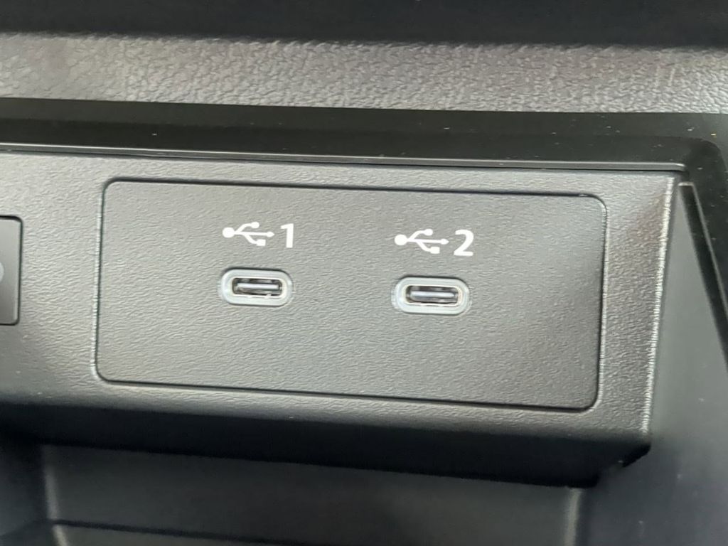 Vehicle image 21 of 31