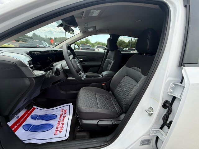 2025 Nissan Kicks SV Image 12 of 28