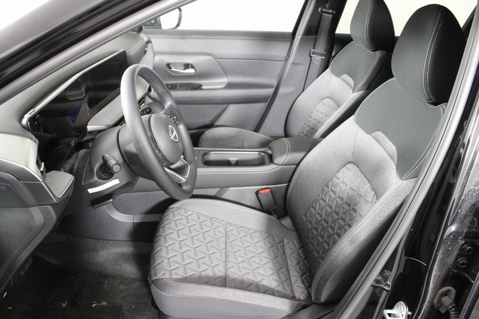 2025 Nissan Kicks SV Image 7 of 14