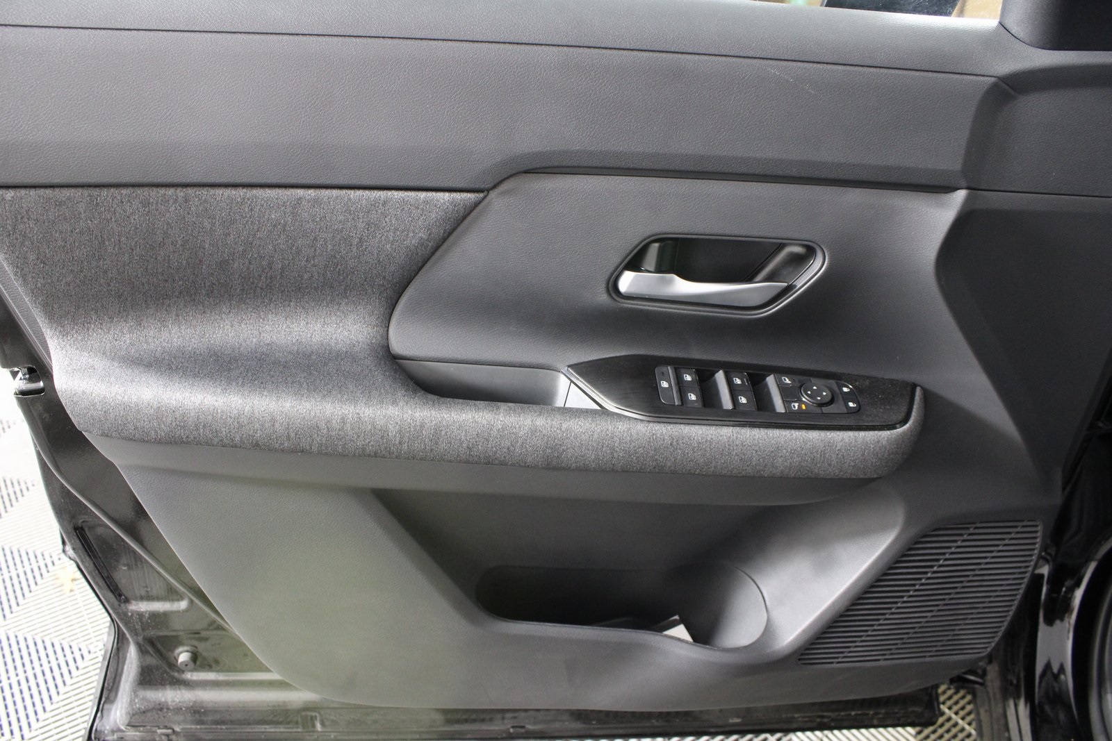 2025 Nissan Kicks SV Image 12 of 14