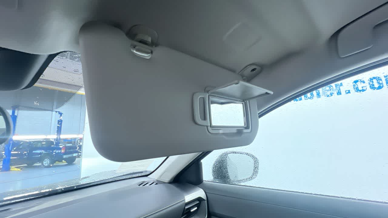 Vehicle image 33 of 43