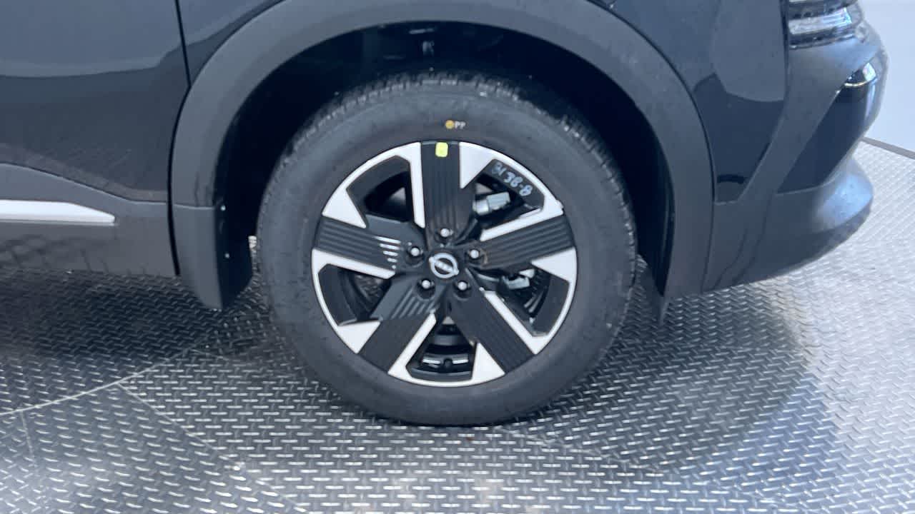 Vehicle image 10 of 43