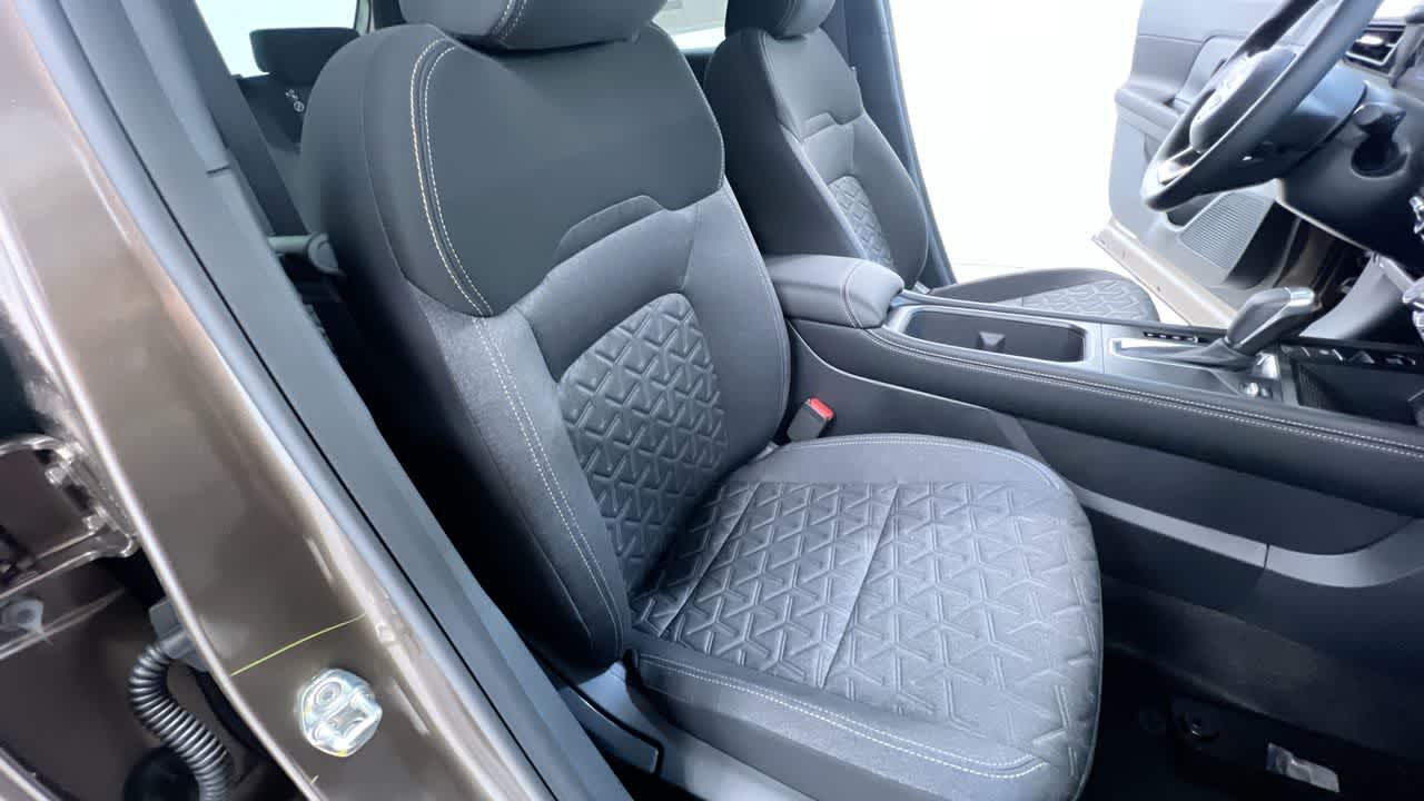 Vehicle image 33 of 42