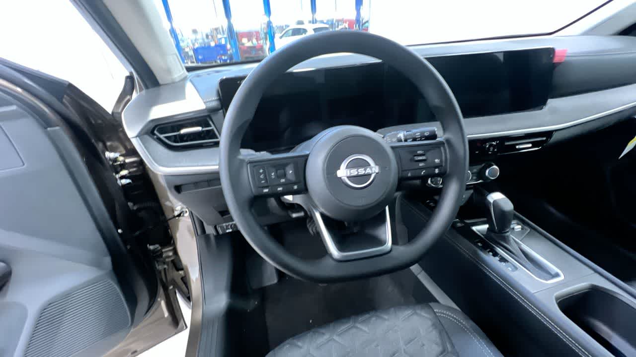 Vehicle image 15 of 42
