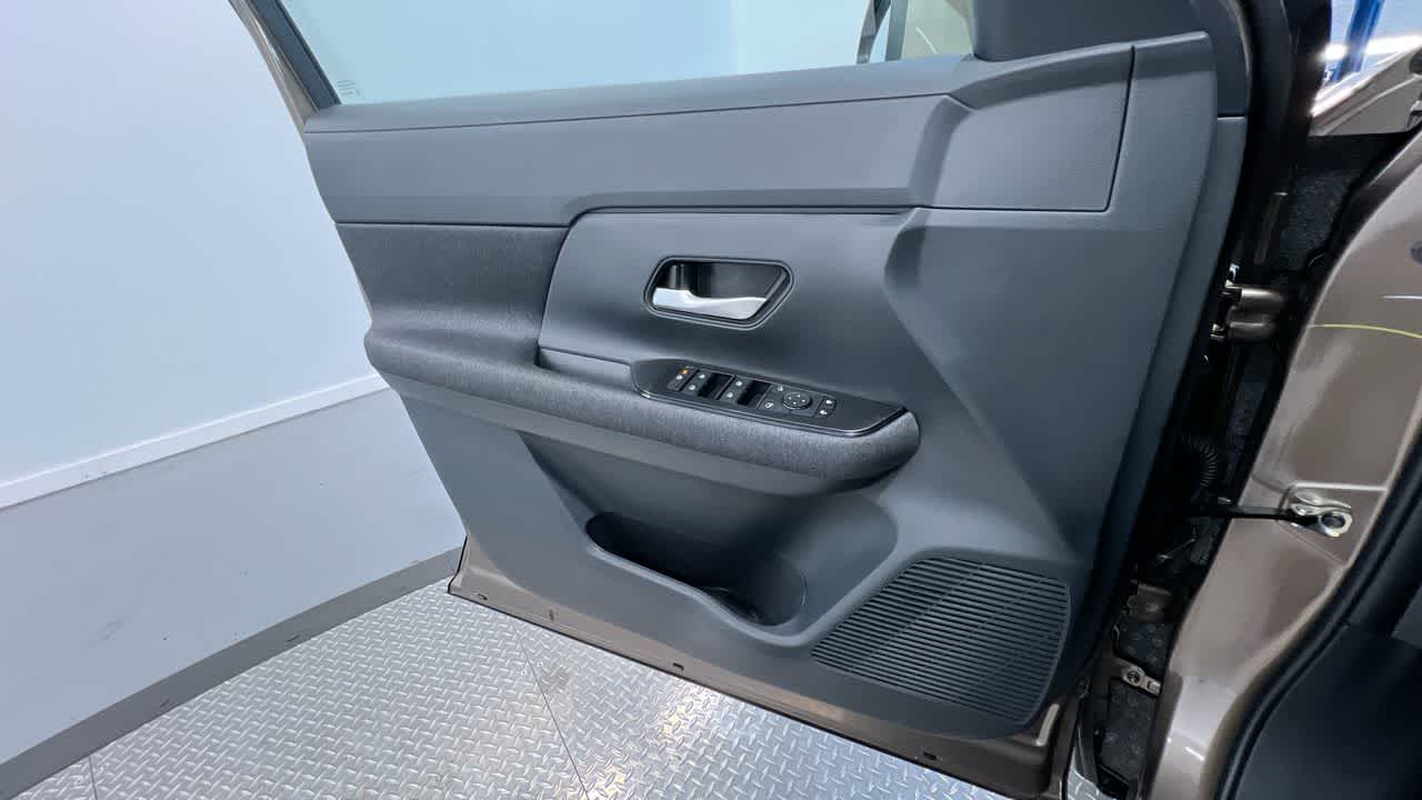Vehicle image 29 of 42