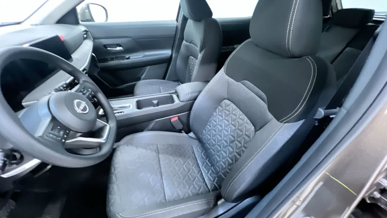 Vehicle image 14 of 42