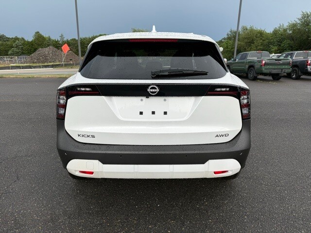 2025 Nissan Kicks SV Image 6 of 30