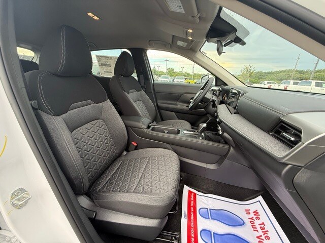 2025 Nissan Kicks SV Image 12 of 30