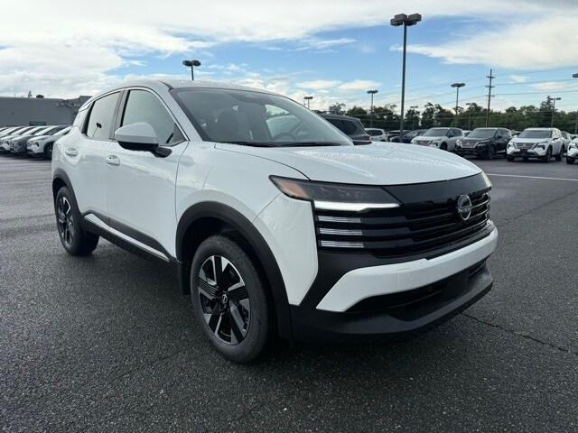 2025 Nissan Kicks SV Image 2 of 30