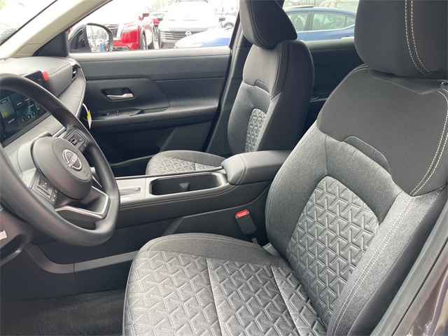 Vehicle image 17 of 29