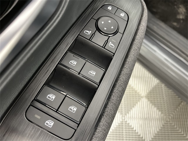Vehicle image 13 of 25