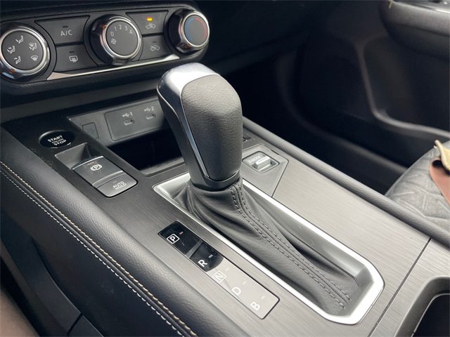 Vehicle image 21 of 27