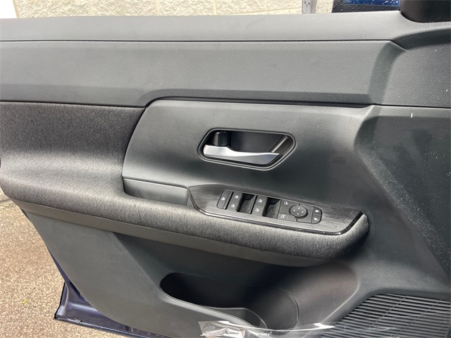 Vehicle image 24 of 27