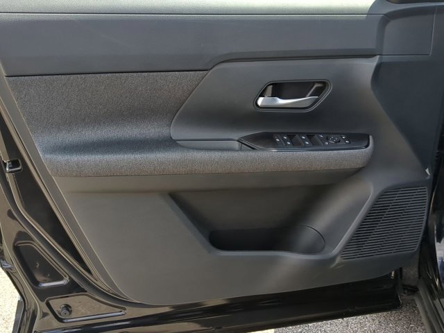 Vehicle image 13 of 15