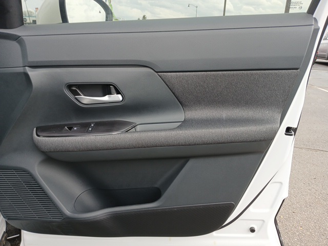 Vehicle image 28 of 69