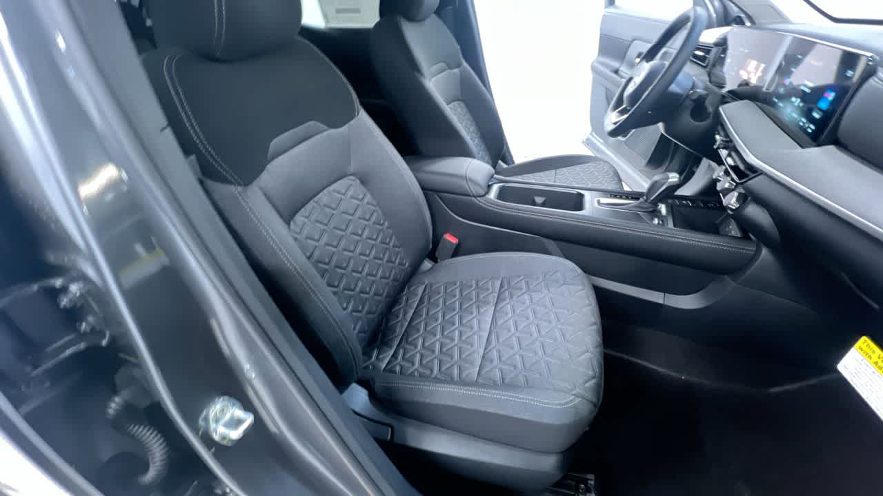 Vehicle image 33 of 41