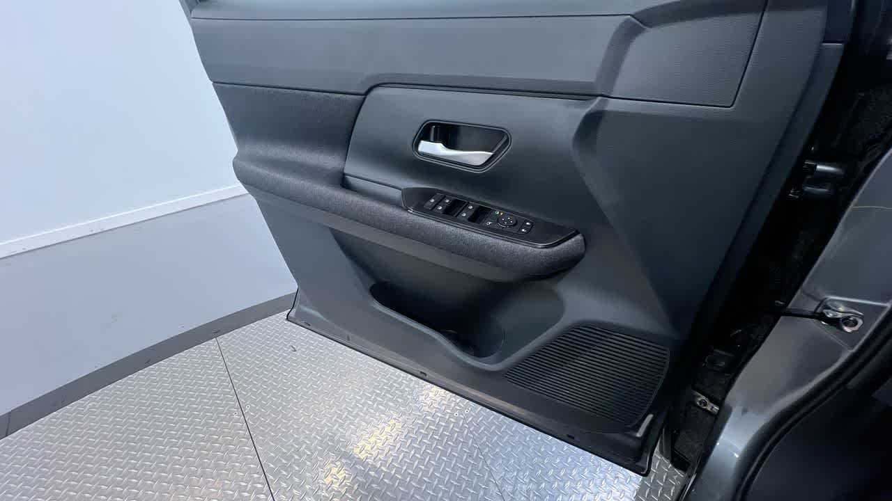 Vehicle image 29 of 41