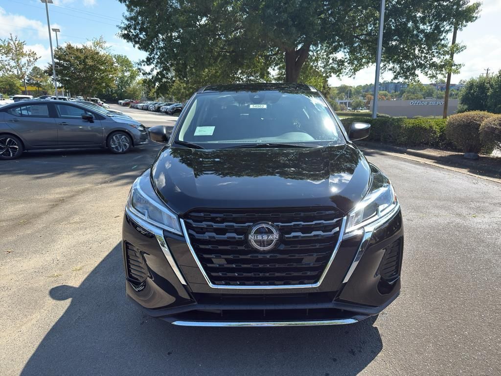 2025 Nissan Kicks Play S Image 2 of 30