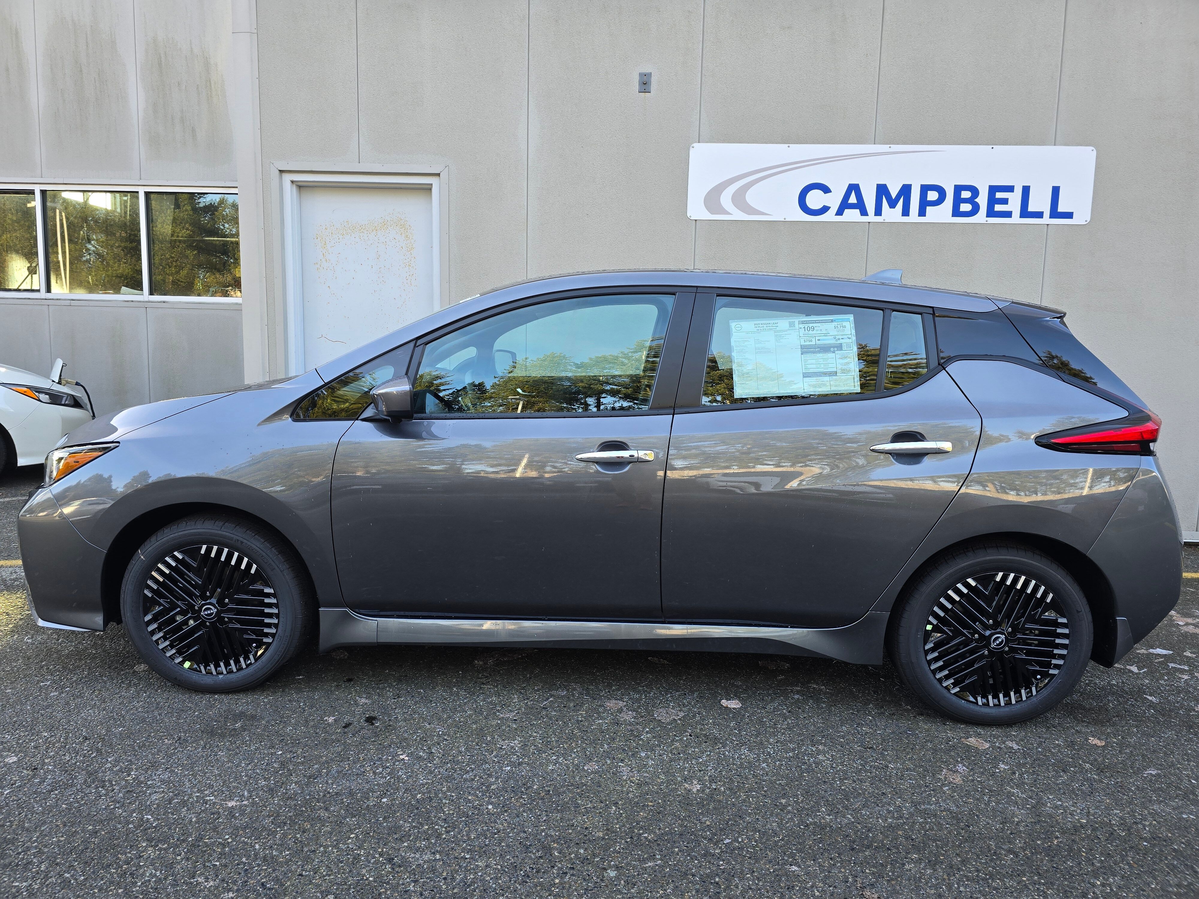 Vehicle image 8 of 21