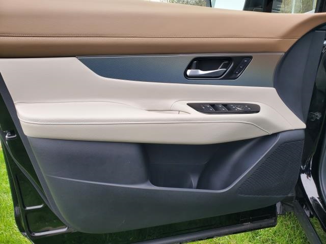 Vehicle image 12 of 28