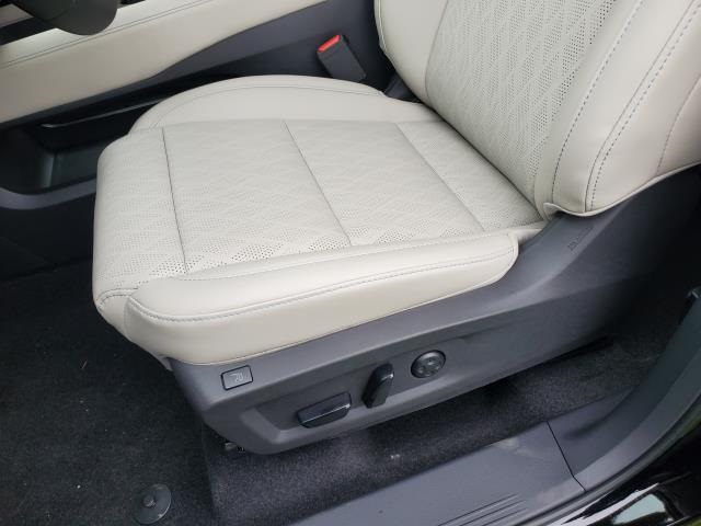 Vehicle image 14 of 28