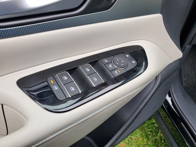 Vehicle image 13 of 28