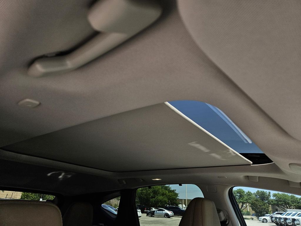 Vehicle image 9 of 24