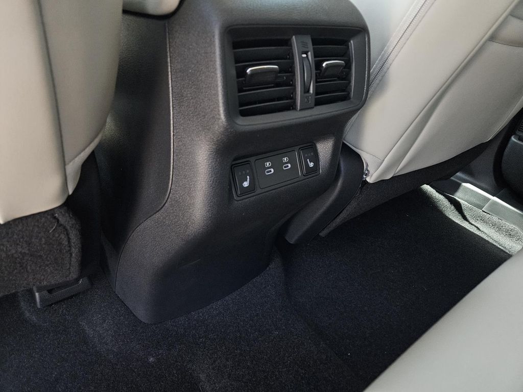 Vehicle image 17 of 24