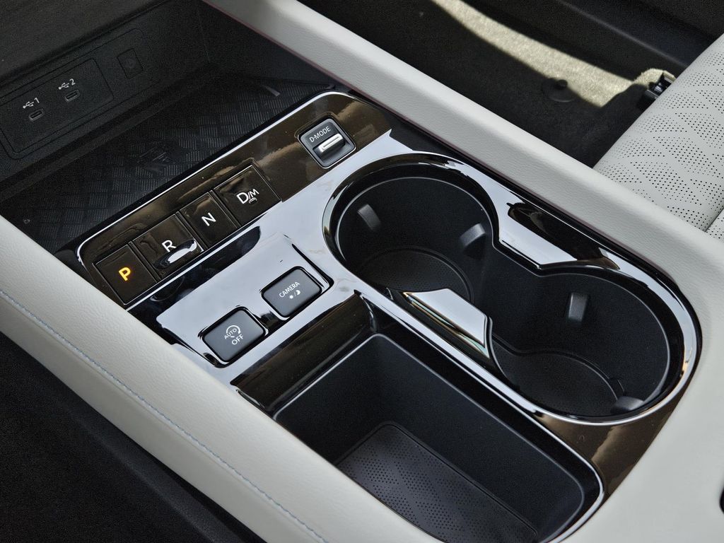 Vehicle image 14 of 24