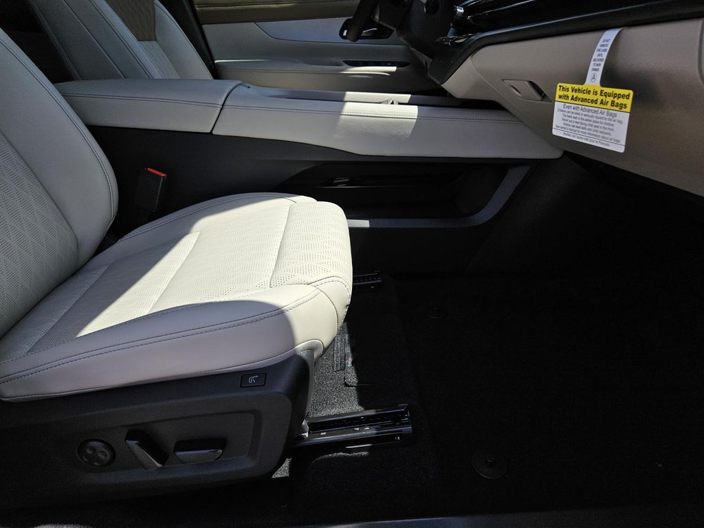 Vehicle image 21 of 24