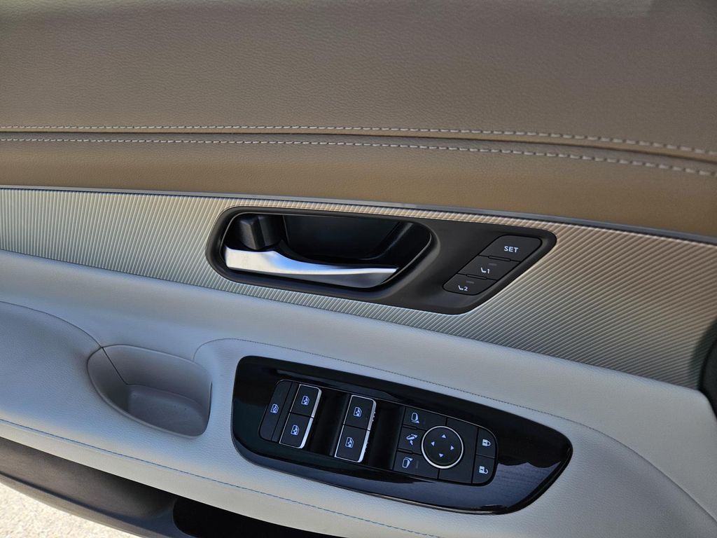 Vehicle image 19 of 24