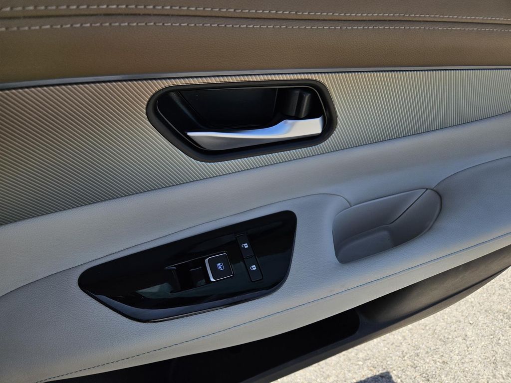 Vehicle image 16 of 24