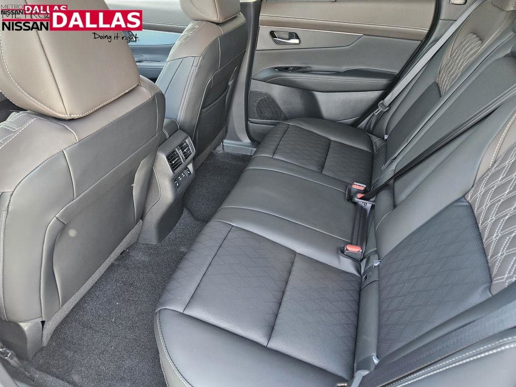 Vehicle image 25 of 28