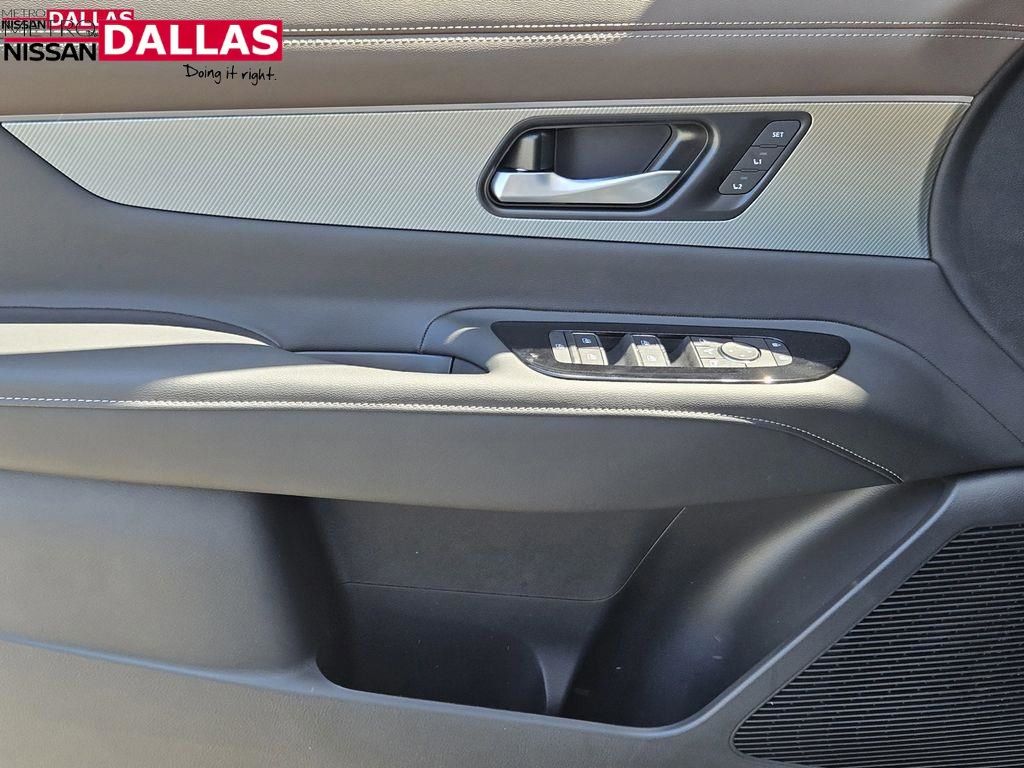 Vehicle image 22 of 28