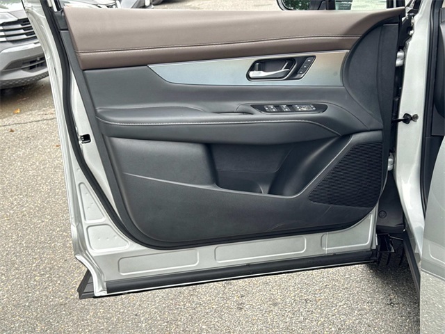 2025 Nissan Murano Platinum Image 14 of 18